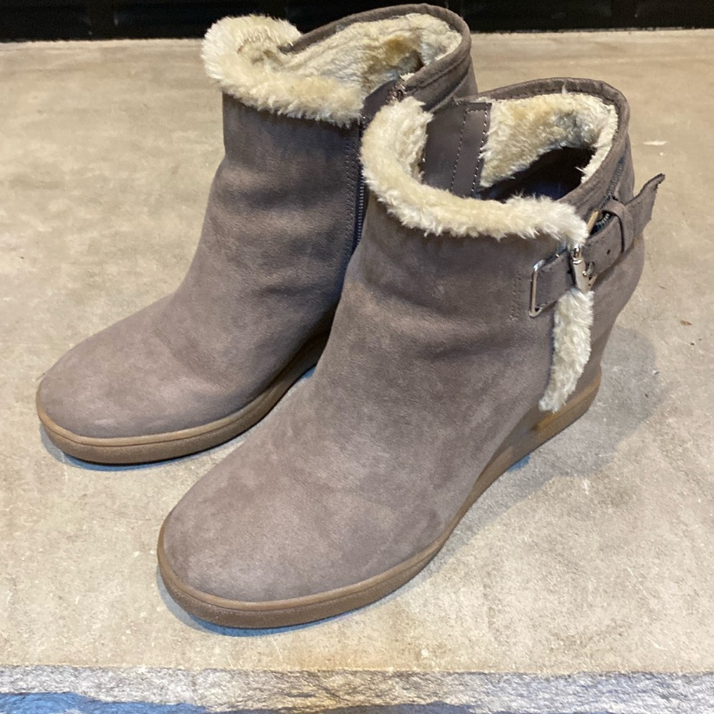 Size 7 faux fur lined warm booties from dsw. Barely worn. I’m great condition.